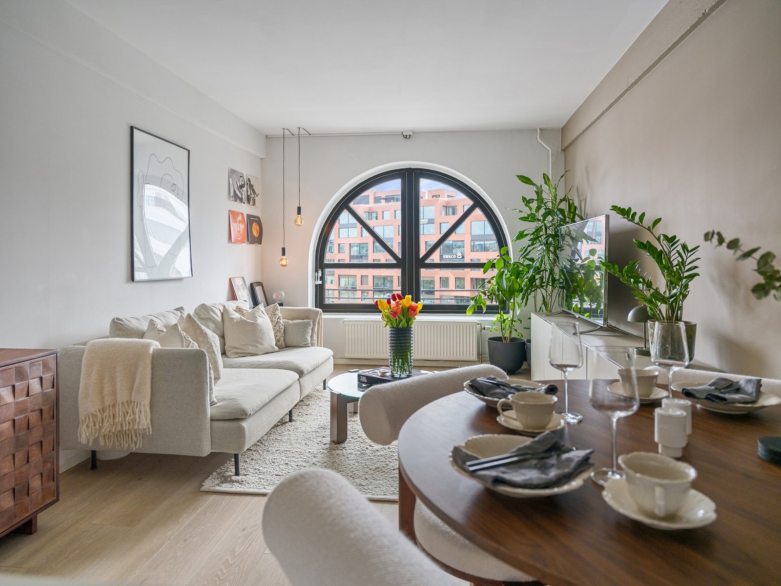 Sofakroken byr på en koselig plass for ro, hygge og hverdagsøyeblikk. Galleribilde