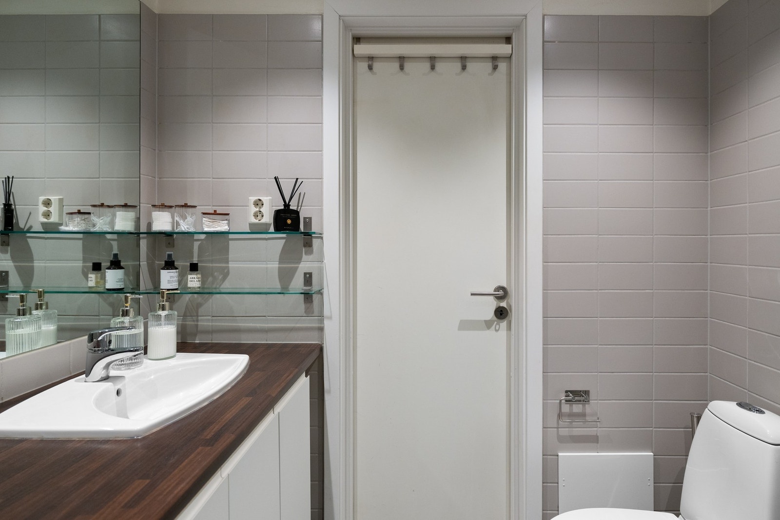 Badet har opplegg for vaskemaskin og varmekabler i gulv. Galleribilde