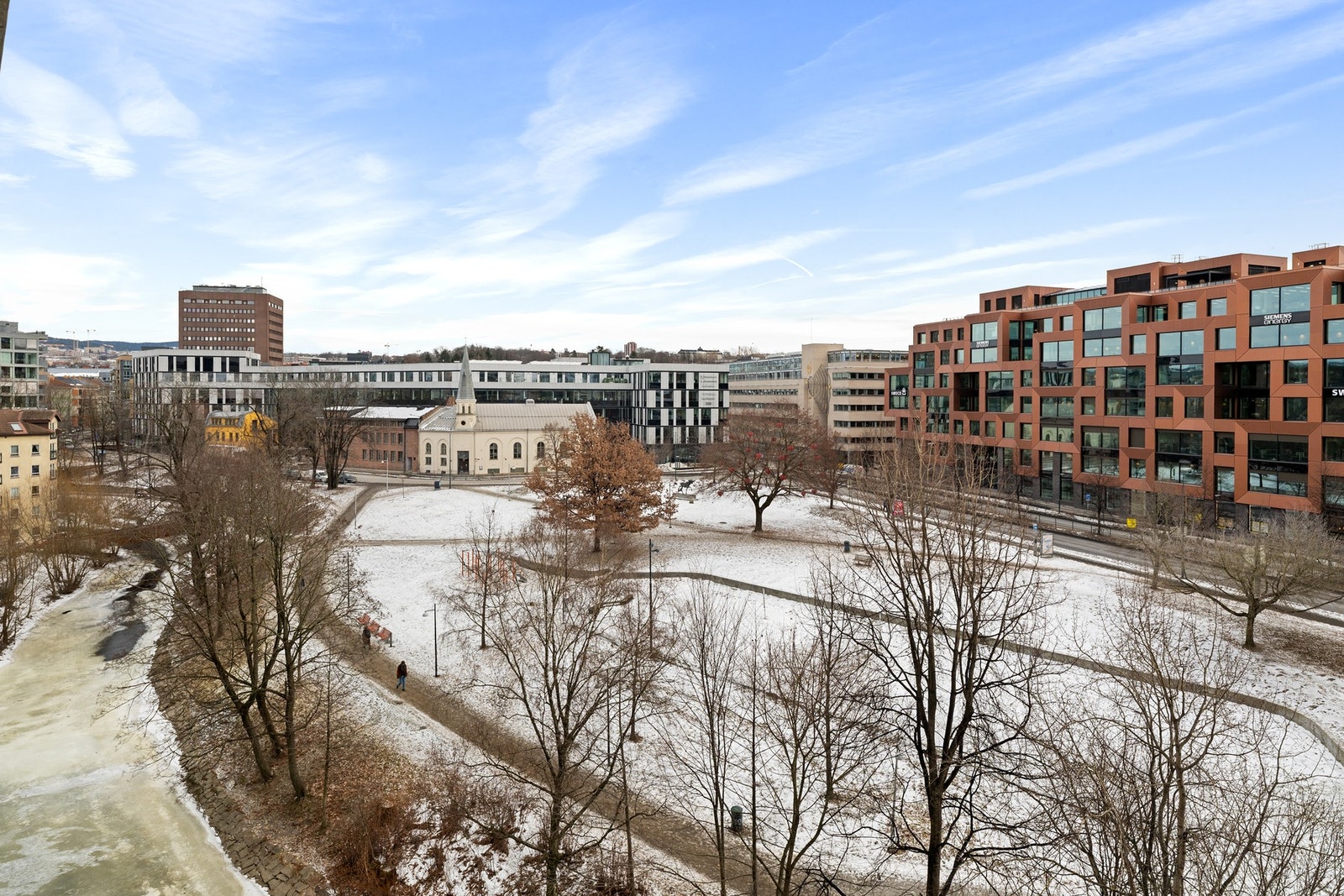Fra vinduet er det utsyn mot Akerselva som renner tett forbi! Galleribilde