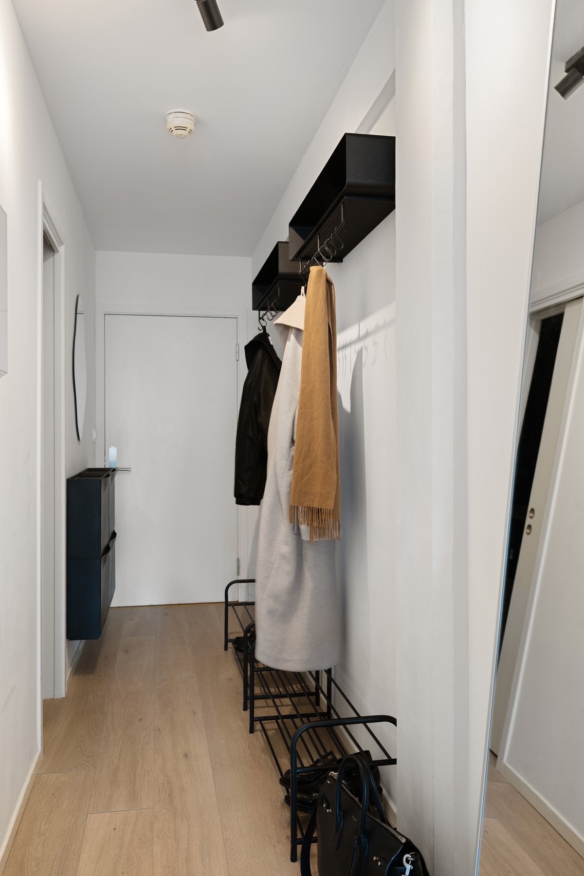 Lys og innbydende entré med plass til å henge fra seg yttertøy. Galleribilde