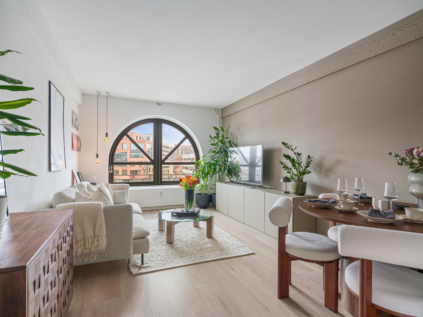 Er du på utkikk etter en romslig leilighet med særpreg og moderne løsninger? Da vil denne boligen garantert falle i smak!
Foto: Luma Foto AS (Einar Horsberg) Galleribilde