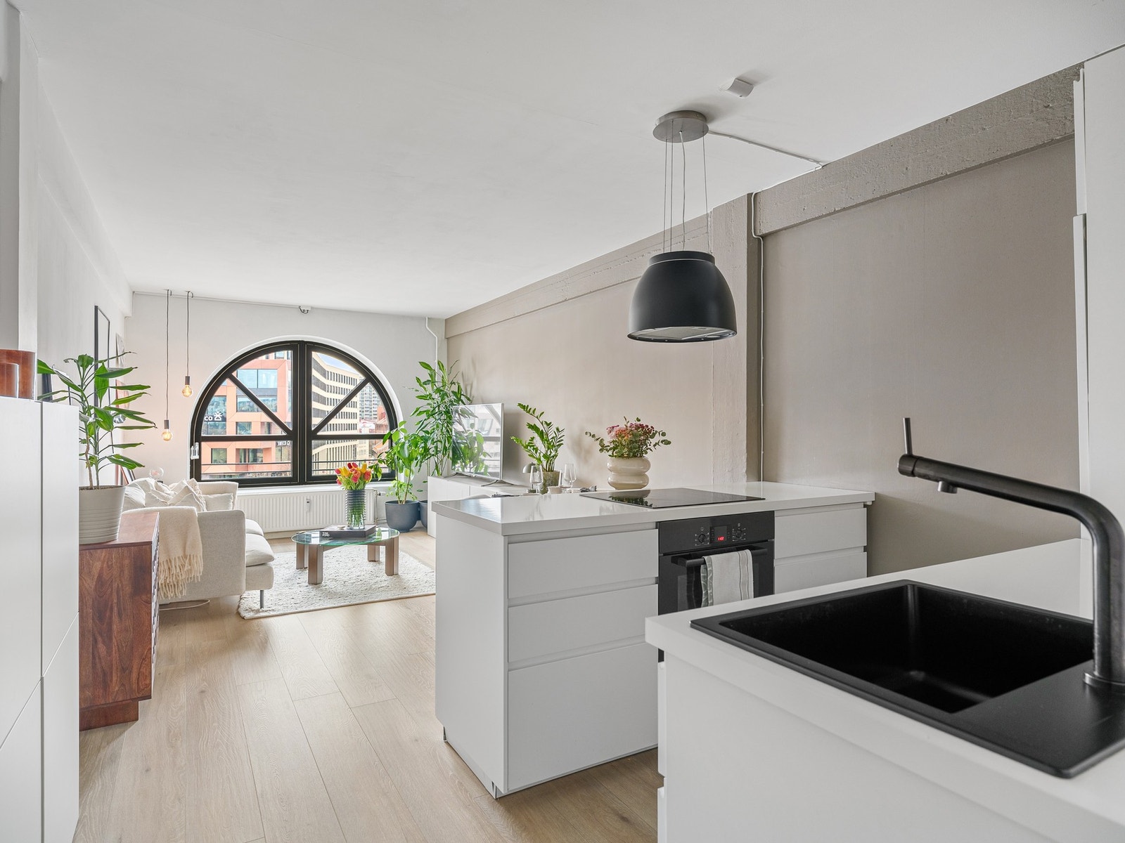 Stuen er et lyst og behagelig samlingspunkt med god plass til både avslapning og sosiale stunder. Galleribilde