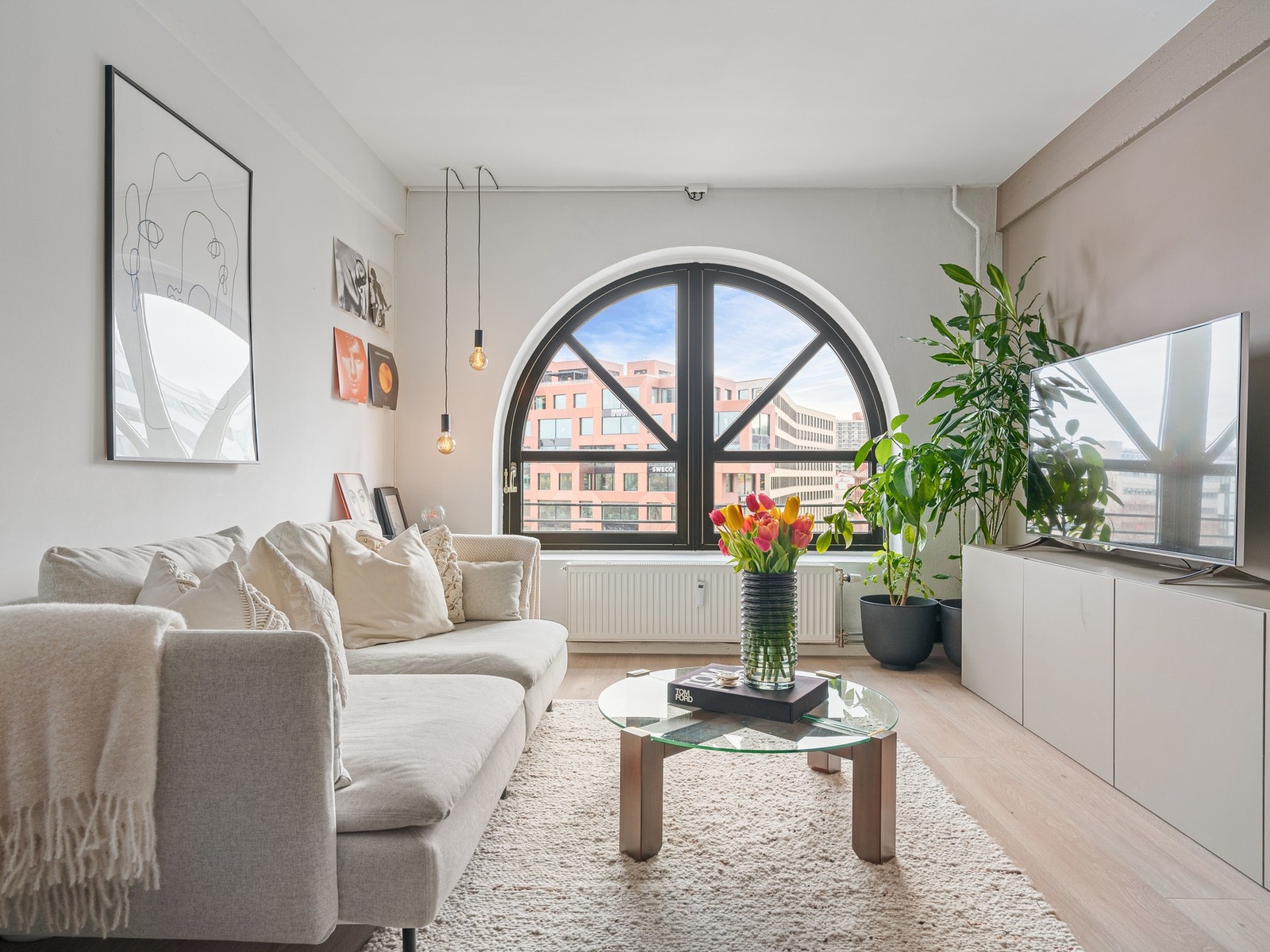 Felleskostnadene inkluderer både strøm, fyring, varmtvann og kabel-TV/bredbånd, praktisk og forutsigbart i hverdagen. Galleribilde