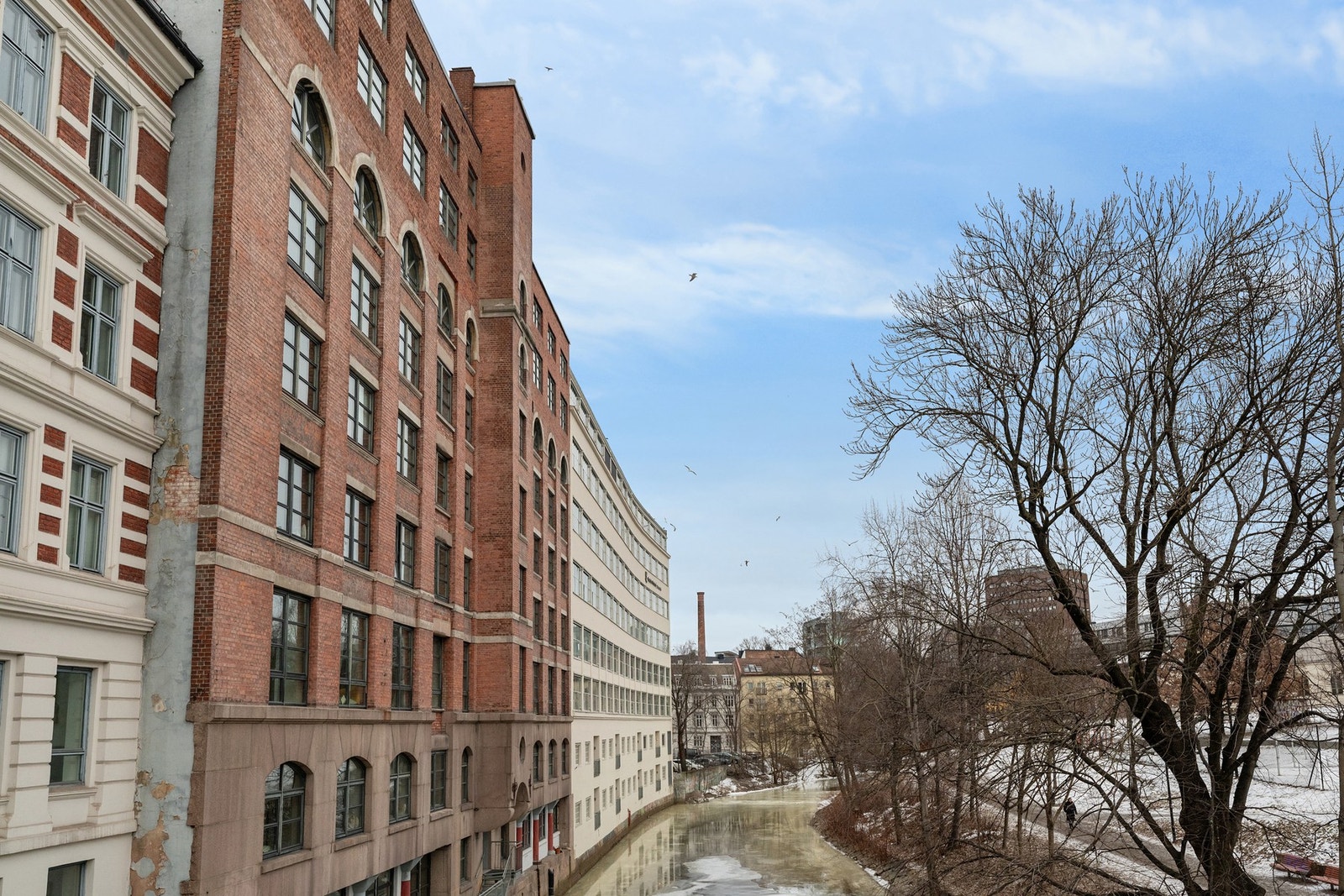 Rett utenfor boligen renner Akerselva. Galleribilde