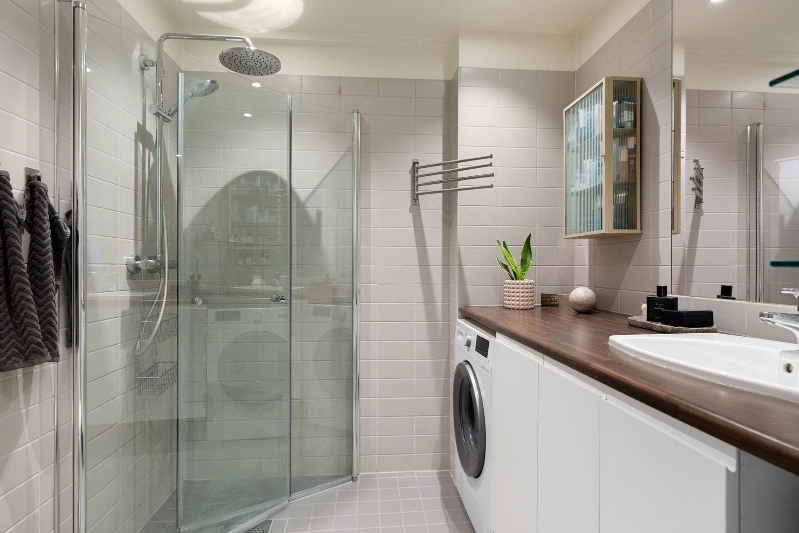 Lekkert flislagt bad av god størrelse. Galleribilde