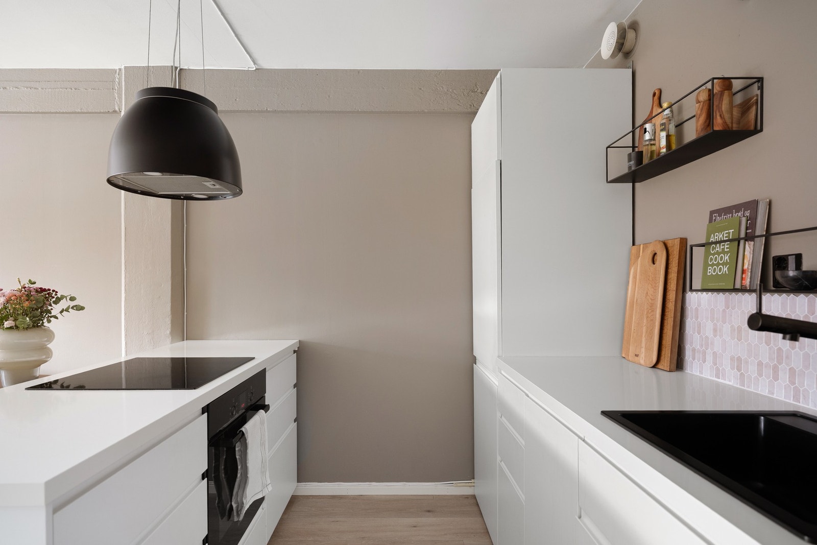 Kjøkkenet har en fin utforming som gir godt med skap- og benkeplass. Galleribilde