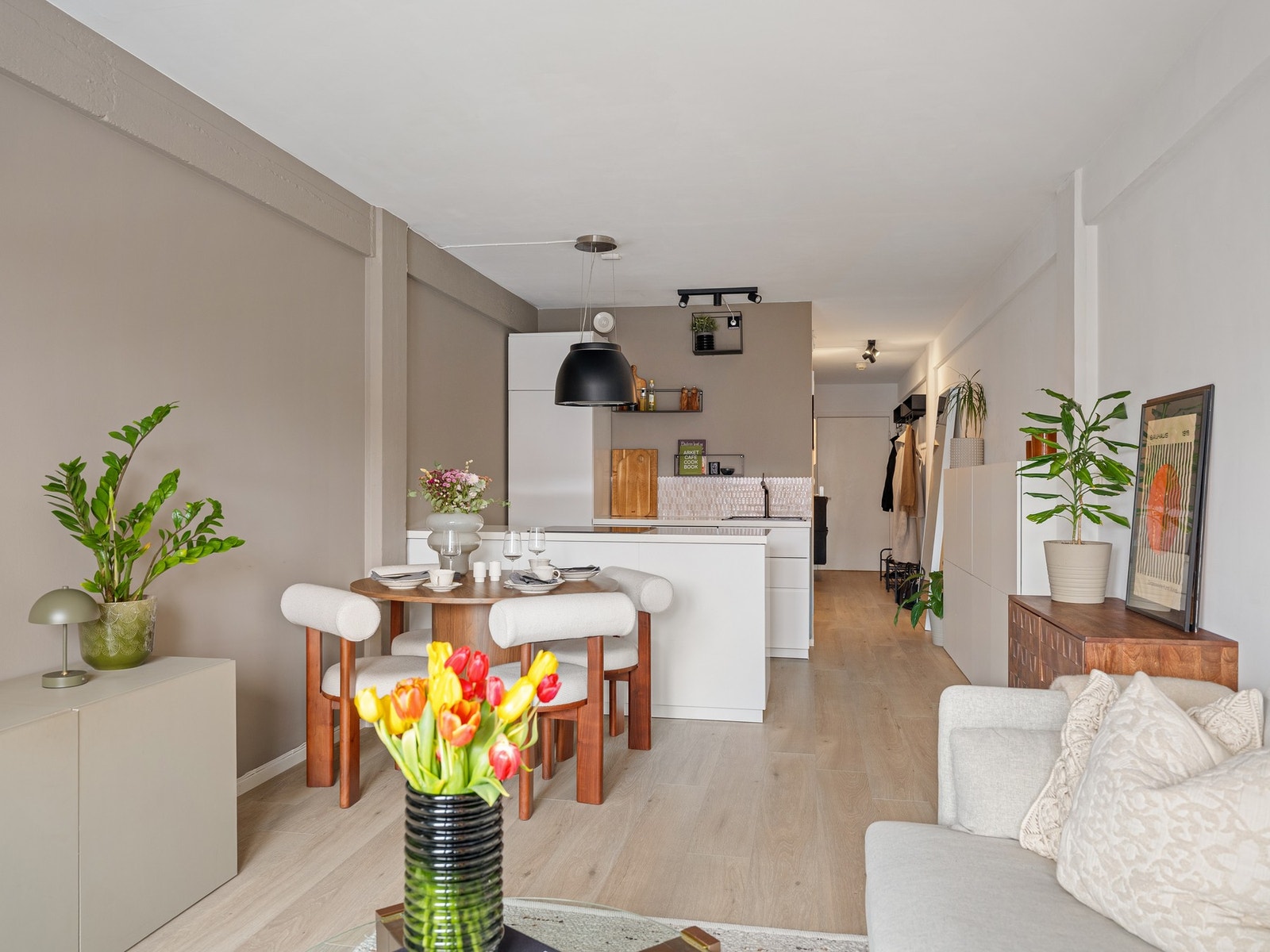 Naturlig sone for spisebord. Galleribilde