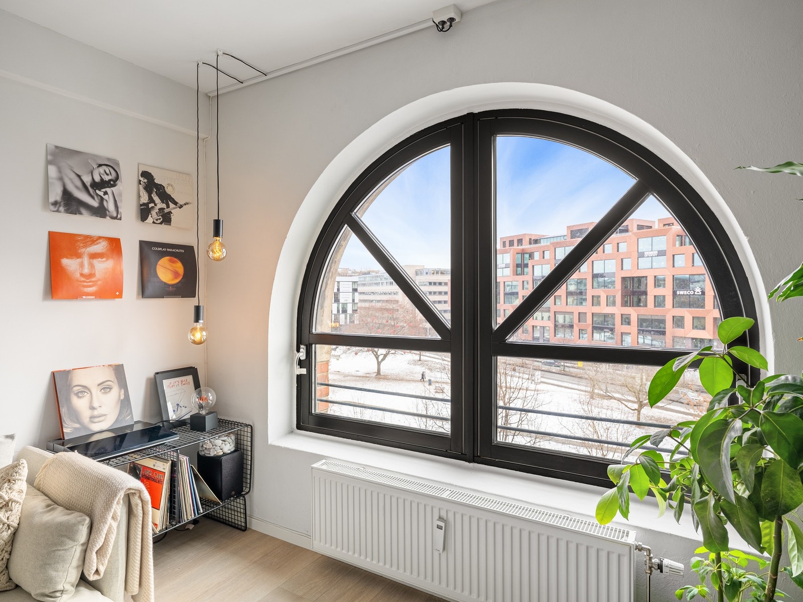 Leiligheten ligger i et tidligere fabrikkbygg som ble omgjort i 2006. Bygningens karakteristiske fabrikkpreg har blitt godt bevart og fremhevet i omgjøringen. Galleribilde