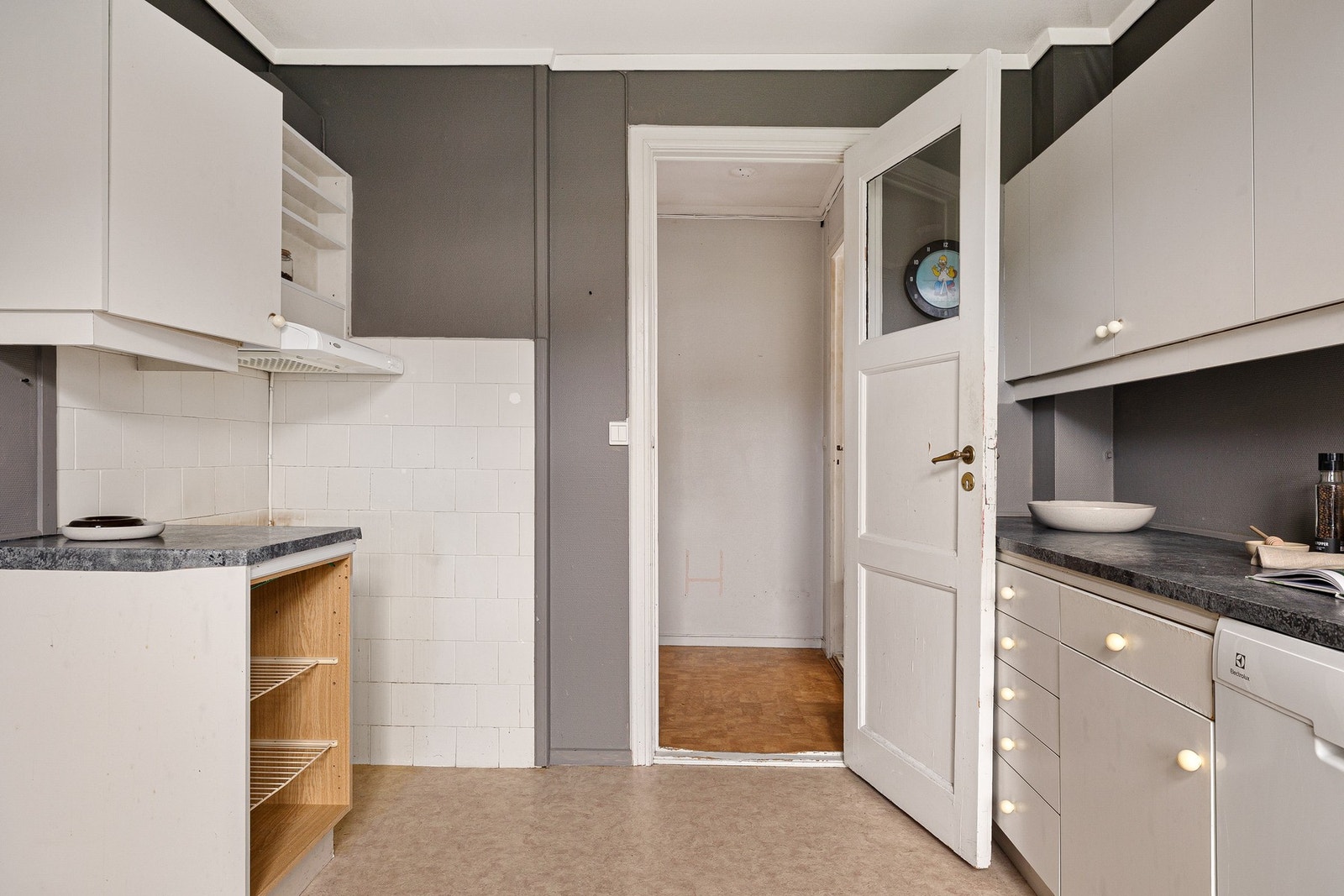 - Kjøkkeninnredning er eldre og det må påregnes oppussing - Galleribilde