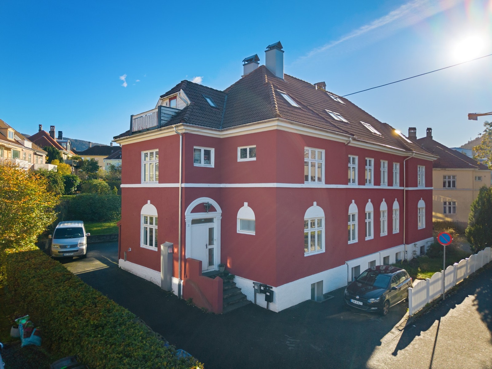 - Leiligheten ligger flott til i byggets andre etasje, i en rolig gate med lite trafikk - Galleribilde