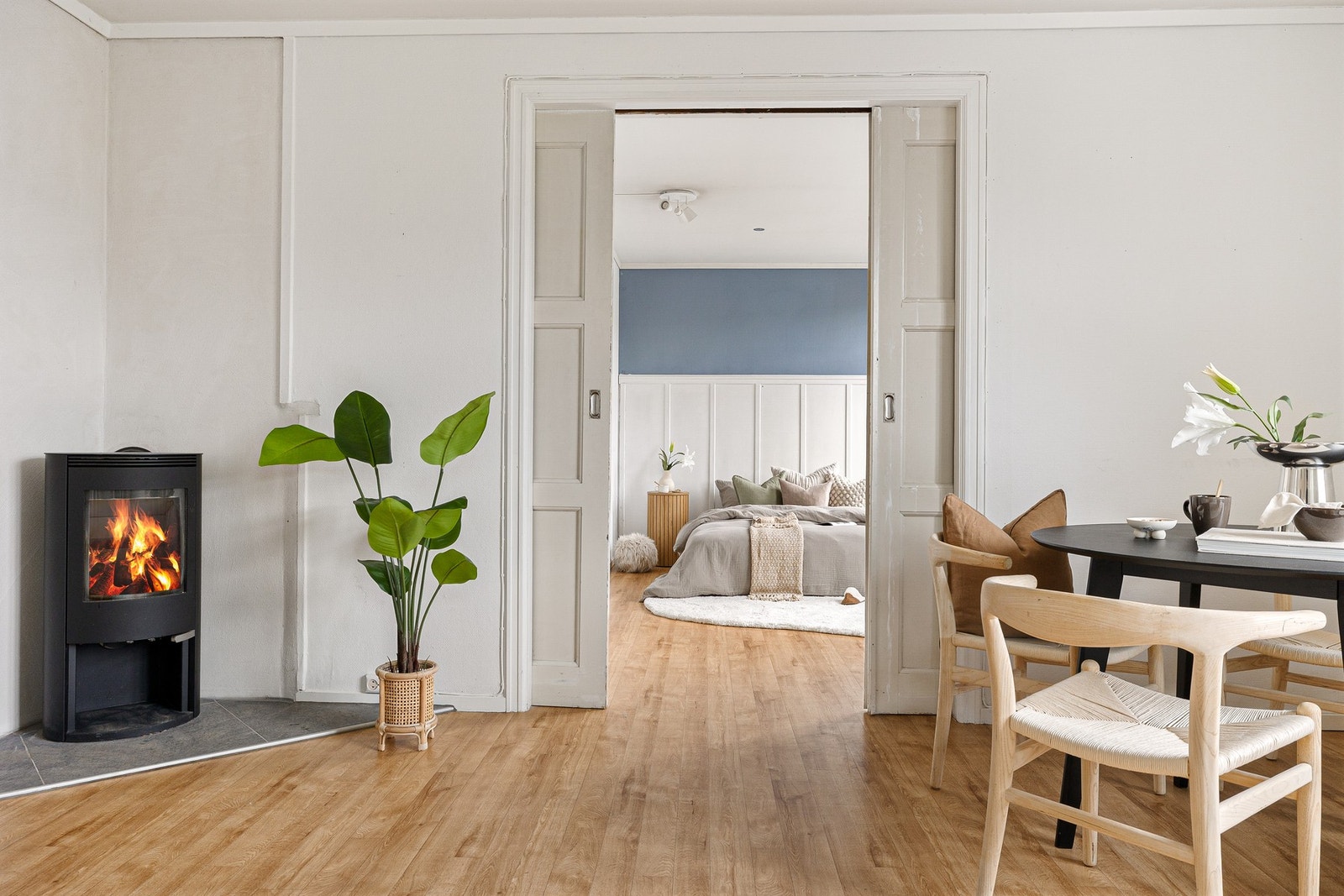 - Fra stuen er det tilkomst til ett av tre soverom - Galleribilde