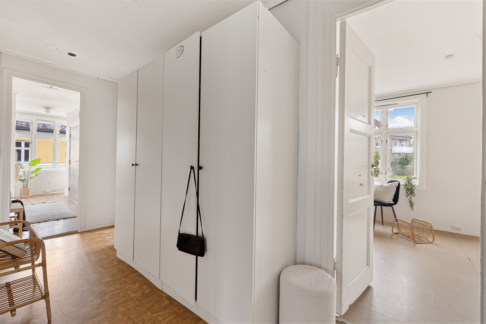 - Gangen er romslig og måler 7,1 kvm. Her er det plass til garderobeskap. I tillegg er det stor innvendig bod med god plass til oppbevaring - Galleribilde