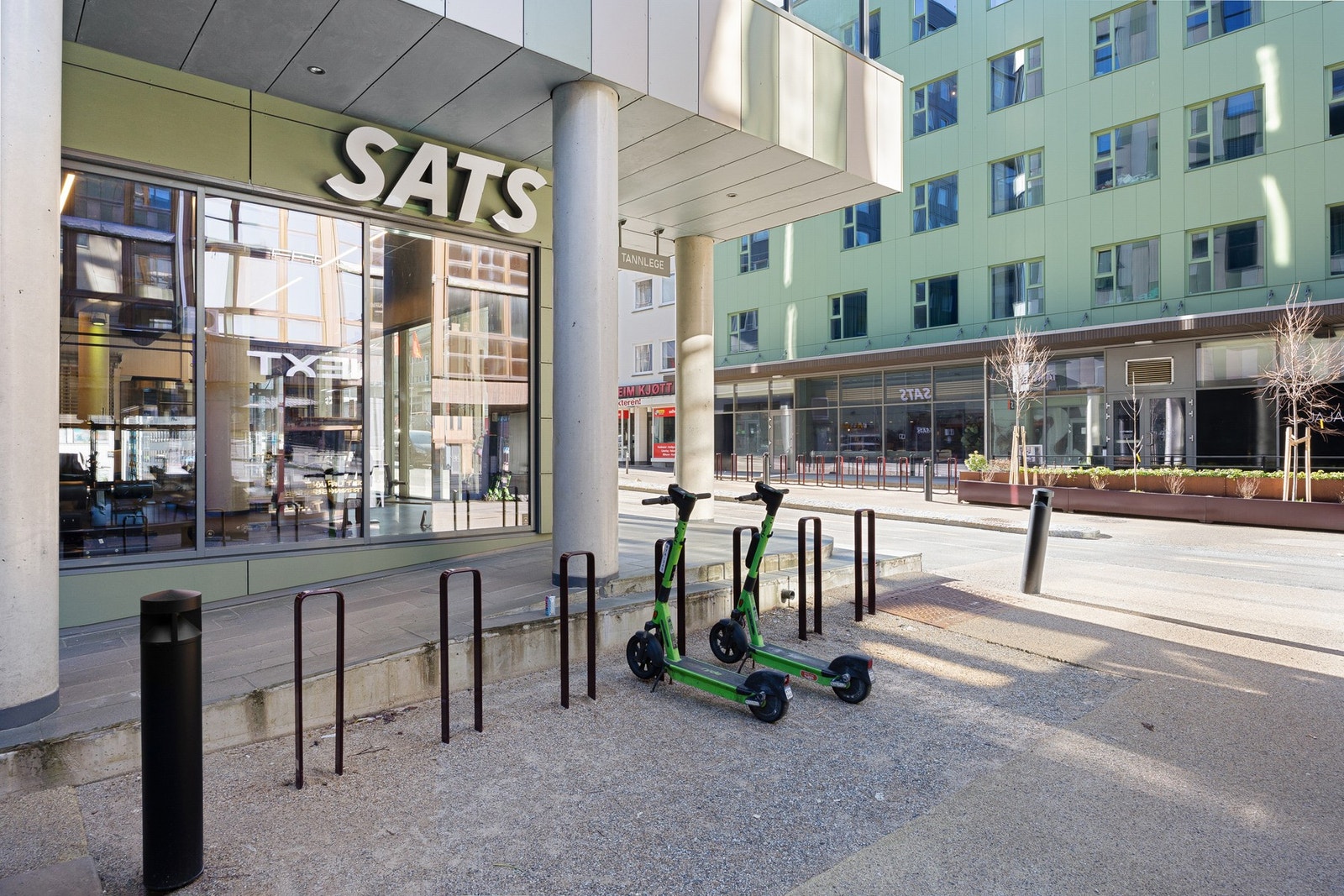 - Det er et bredt utvalg av treningsfasiliteter i nærheten som ADO Arena, Sammen Kronstad, Nr1 Fitness, Sats og Next - Galleribilde