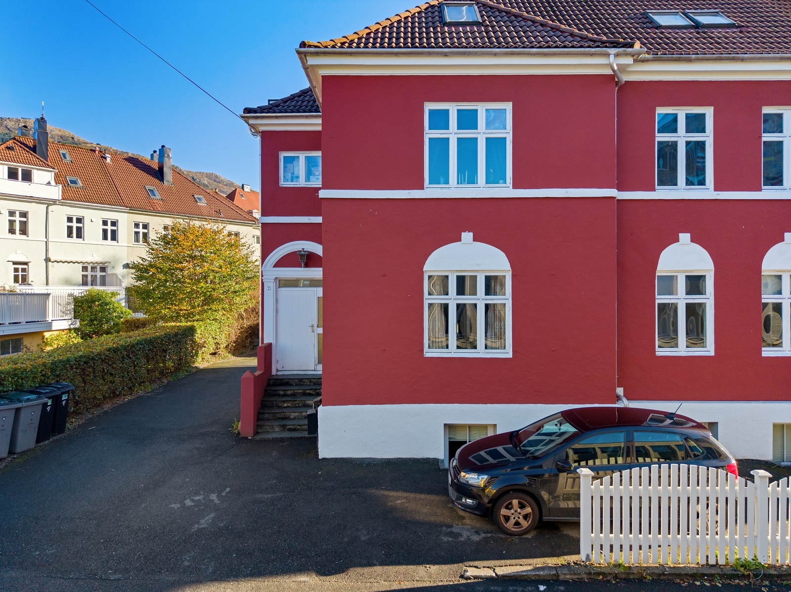 - Delvis asfaltert tomt med plass til parkering av flere biler i sameiet - Galleribilde