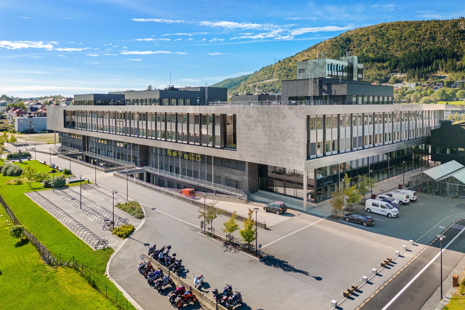 - Det er også kort vei til Høgskulen på Vestlandet - Galleribilde