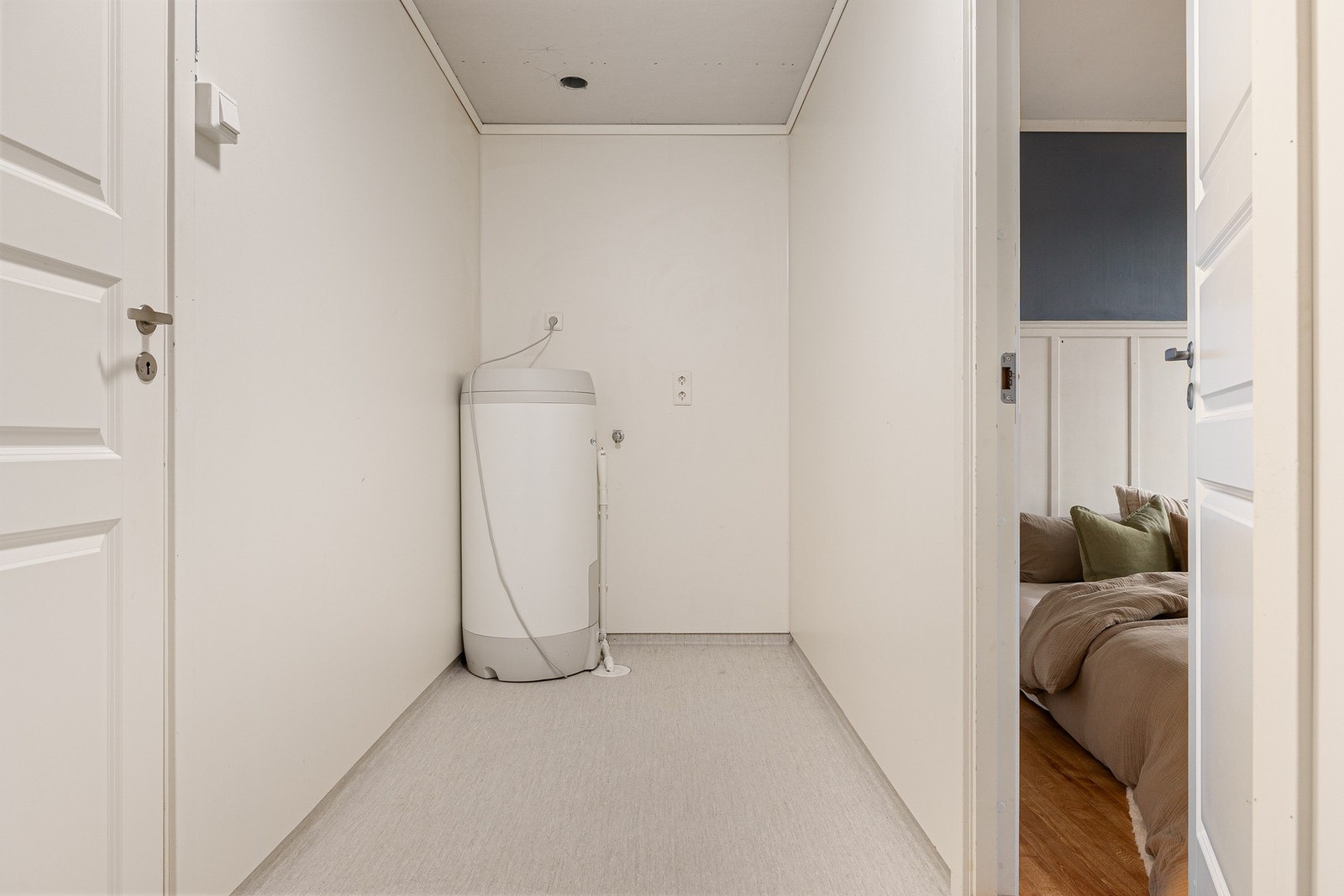 - Vegg i vegg med soverom og bad ligger vaskerom på 6 kvm med varmtvannsbereder og opplegg for vaskemaskin. Det er i følge selger, ikke støpt gulv på vaskerommet, så det er enkelt å rive om man ønsker å gjøre endringer på planløsningen - Galleribilde