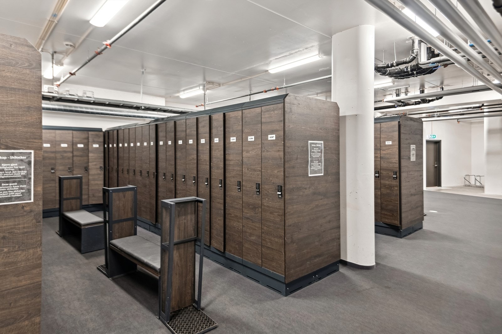 Fellesareal der hver seksjon har tilgang på eget skiskap. Galleribilde