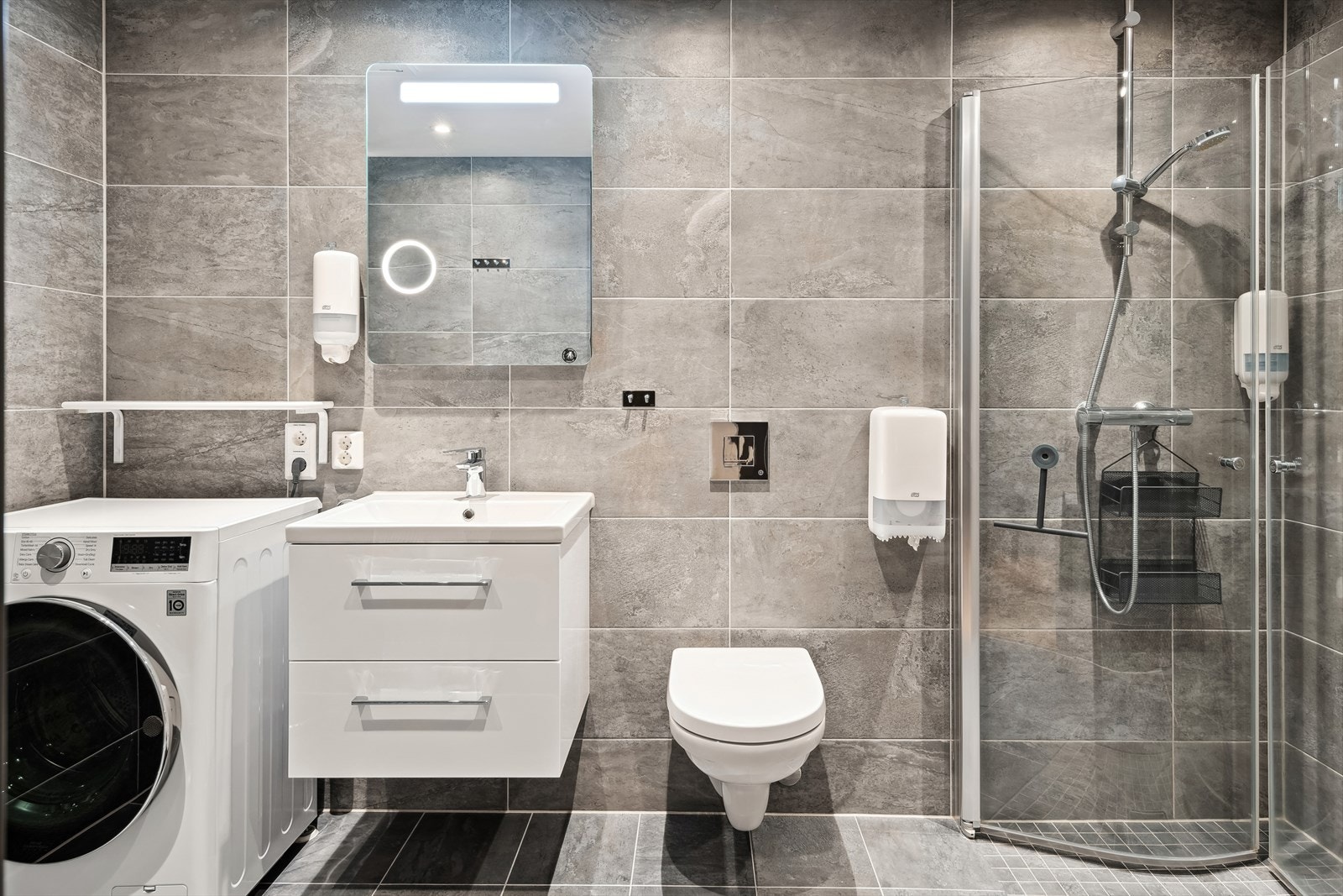 Kombinert bad og vaskerom med flislagte overflater - Kombinert vaskemaskin/tørketrommel medfølger Galleribilde