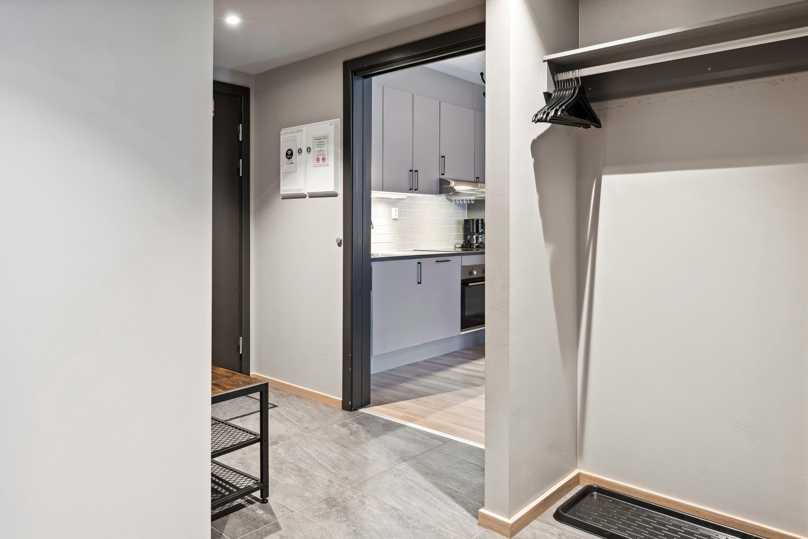 Gang - Sikringsskap med hovedbryter 4x40A og jordfeilautomater for 11 kurser. Galleribilde