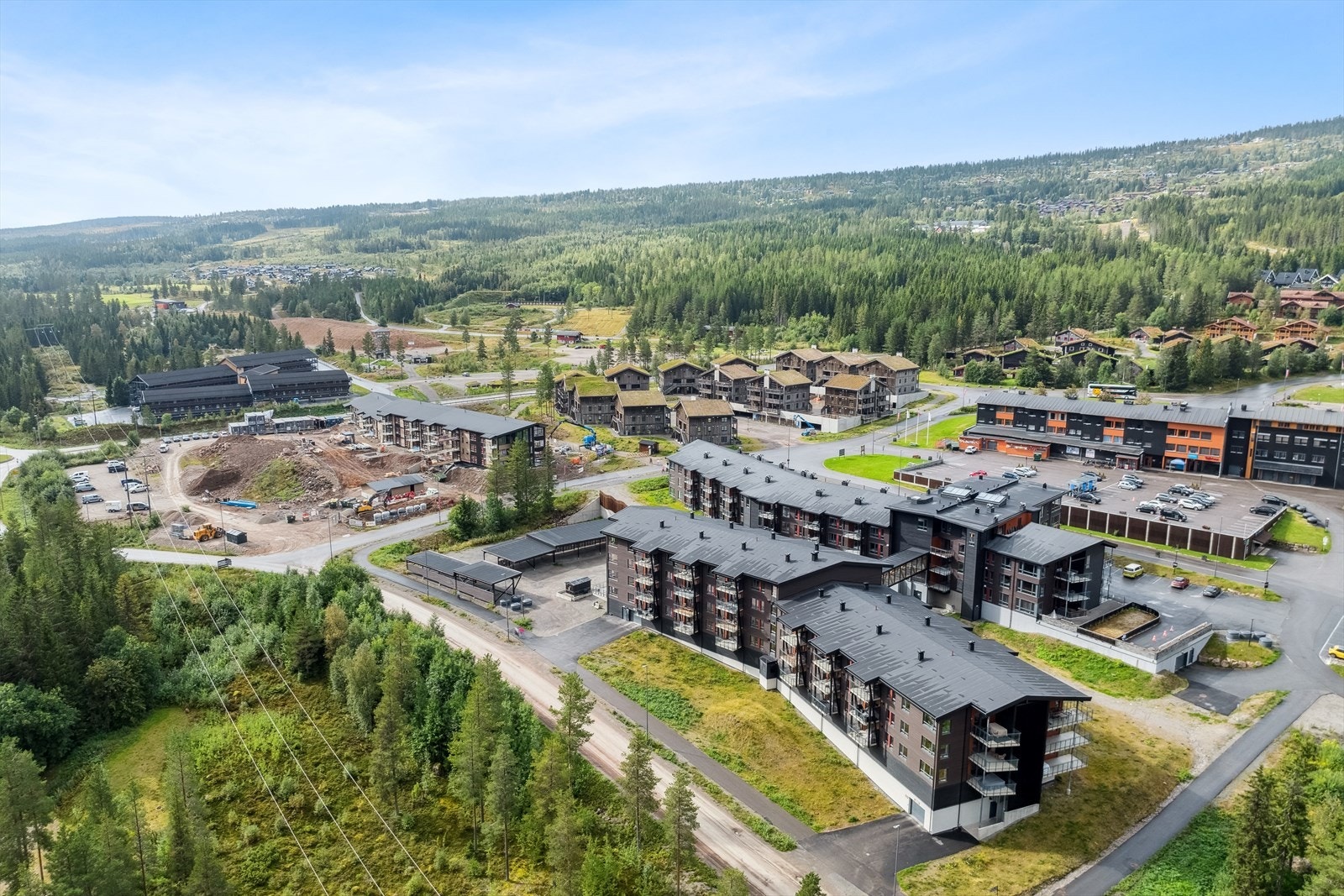 Kort og trygg gangavstand til golfbane, klatrepark, sykkelpark og langrennsarena Galleribilde