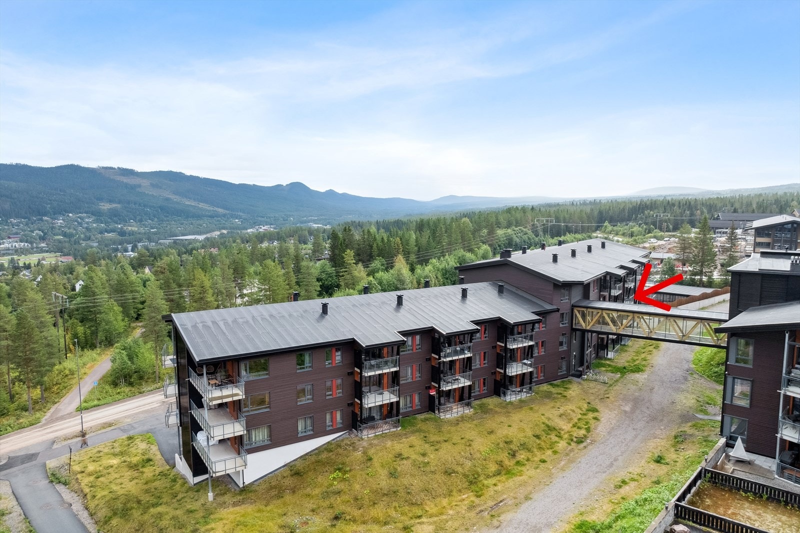 Leiligheten ligger i 3. etasje - Garasjeplass i oppvarmet kjeller i nabobygg - Heis og gangbru mellom byggene Galleribilde