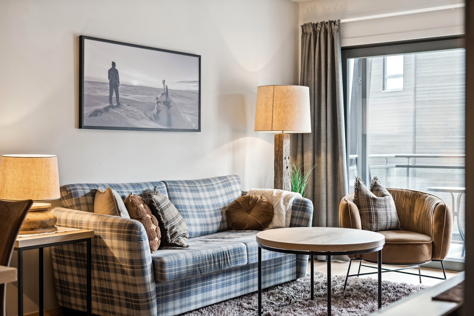 Leiligheten er tidsmessig og pent møblert - Møbler inngår i salget Galleribilde