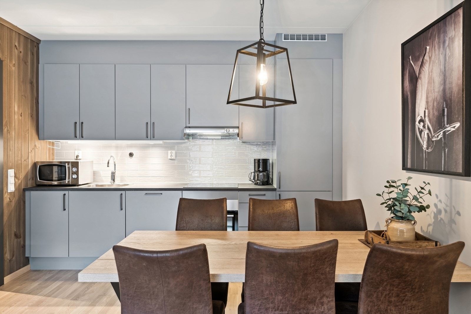 Kjøkkeninnredning i ren stil, med integrere hvitevarer Galleribilde