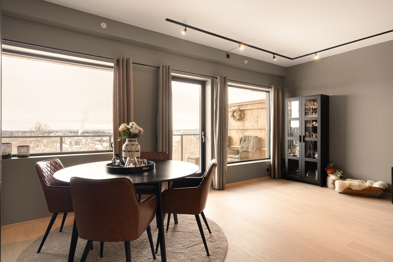 Store vindusflater gir perfekte lysforhold. Galleribilde