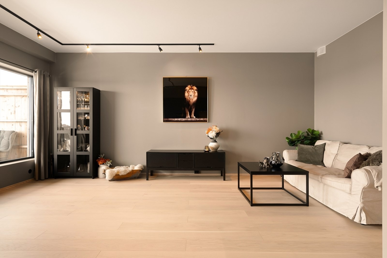 Stuen har en lun og moderne farge. Galleribilde