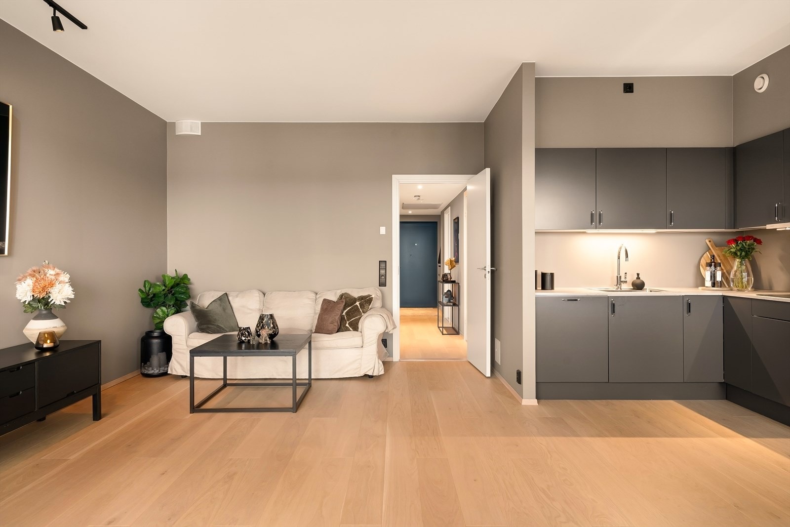 Åpen løsning mellom stue og kjøkken, gir god romfølelse. Galleribilde