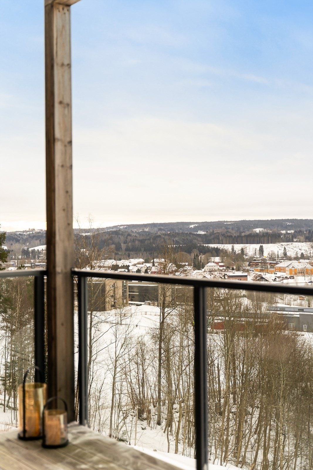 Balkongen har rekkverk i aluminium/glass. Galleribilde