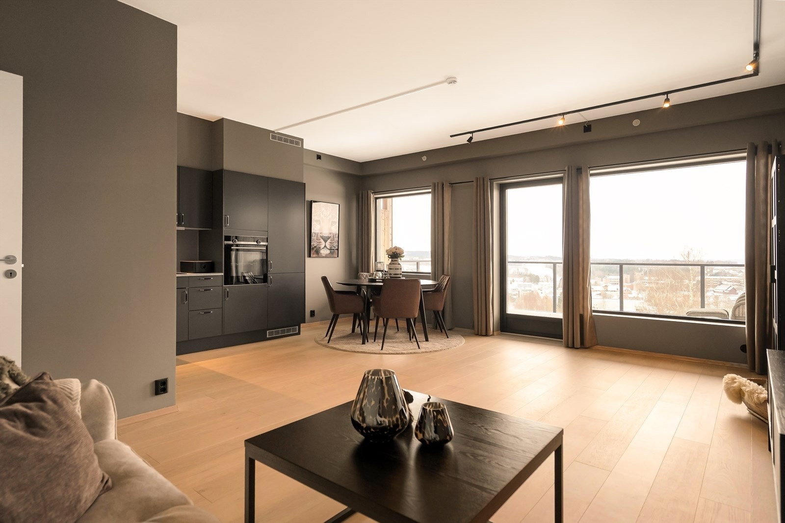 Plass til spisebord og sittegruppe i stuen. Fra stuen kan en nyte den fantastiske utsikten. Galleribilde