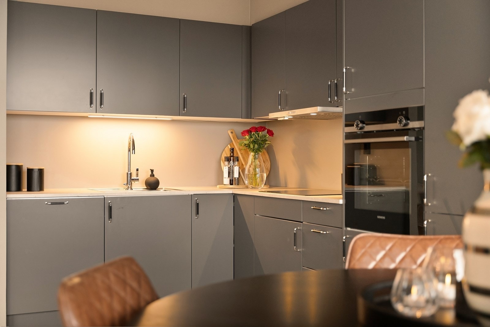 Sigdalkjøkken, utstyrt med integrerte hvitevarer som komfyr, induksjonstopp, oppvaskmaskin, samt kjøl- og fryseskap. Galleribilde