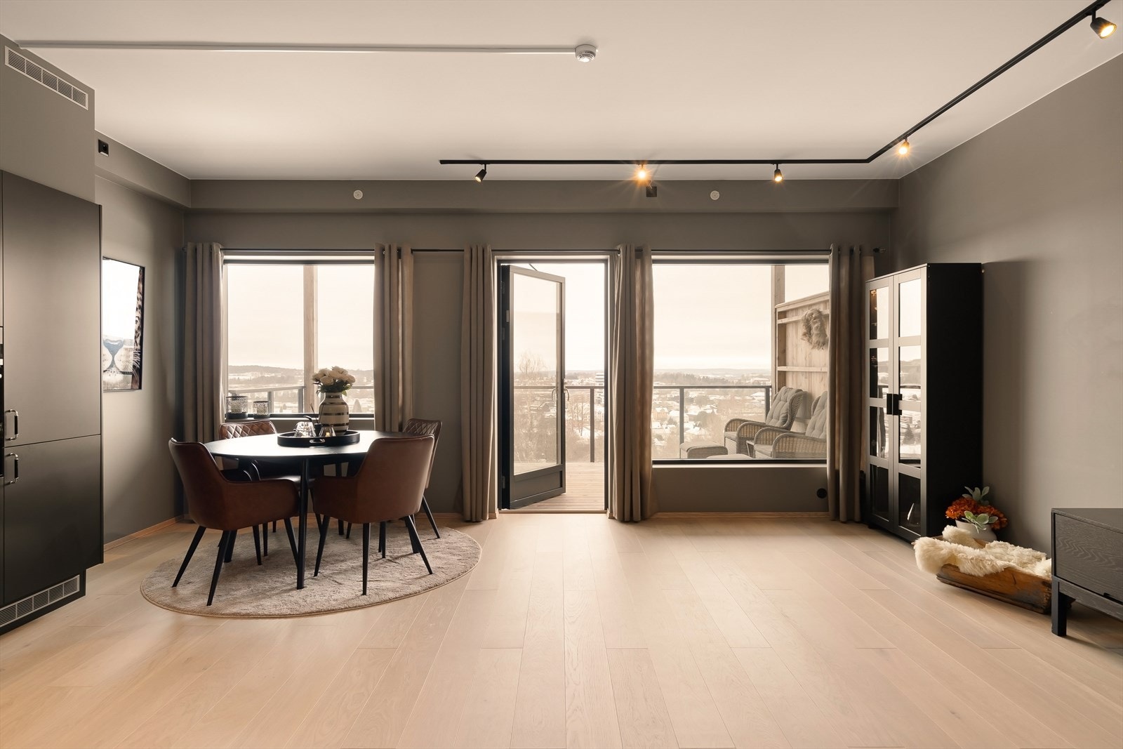 1-stavs eikeparkett , det er vannbåren gulvvarme i alle rom. Galleribilde