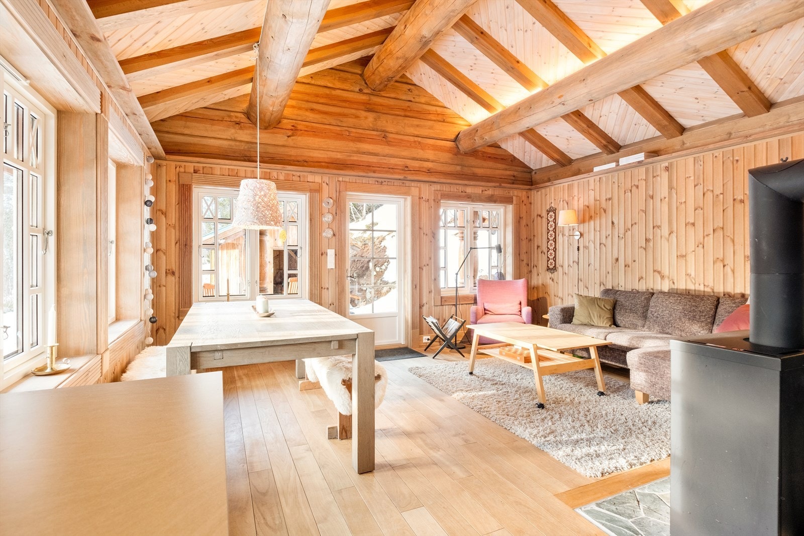 Stuen har god plass til spisestue Galleribilde