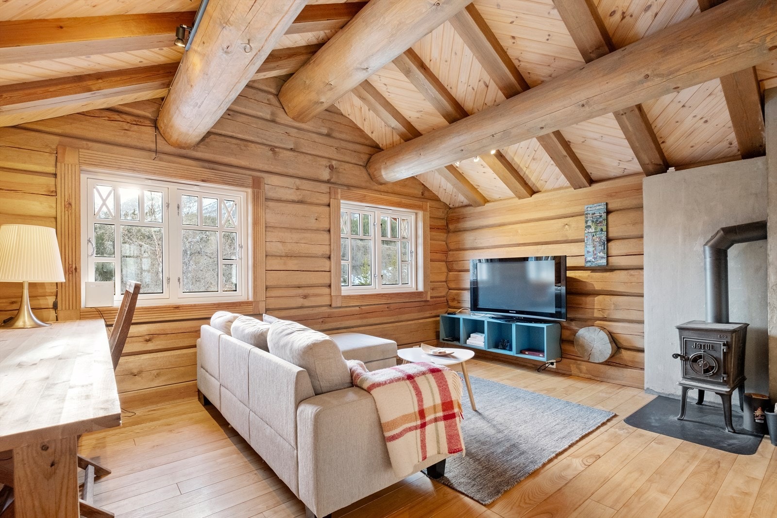 Romslig loftstue med vedovn Galleribilde