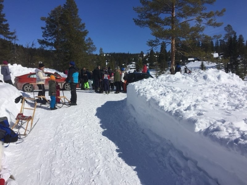 I påsken er det god stemning med påskeskirenn ved veien/parkeringen like nedenfor hytta. Privat foto. Galleribilde