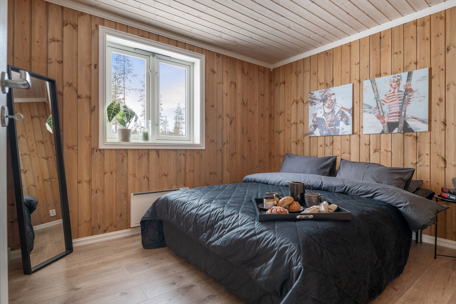 Hovedsoverom, god plass til dobbelseng og garderobeskap. Stort 110x110 vindu Galleribilde