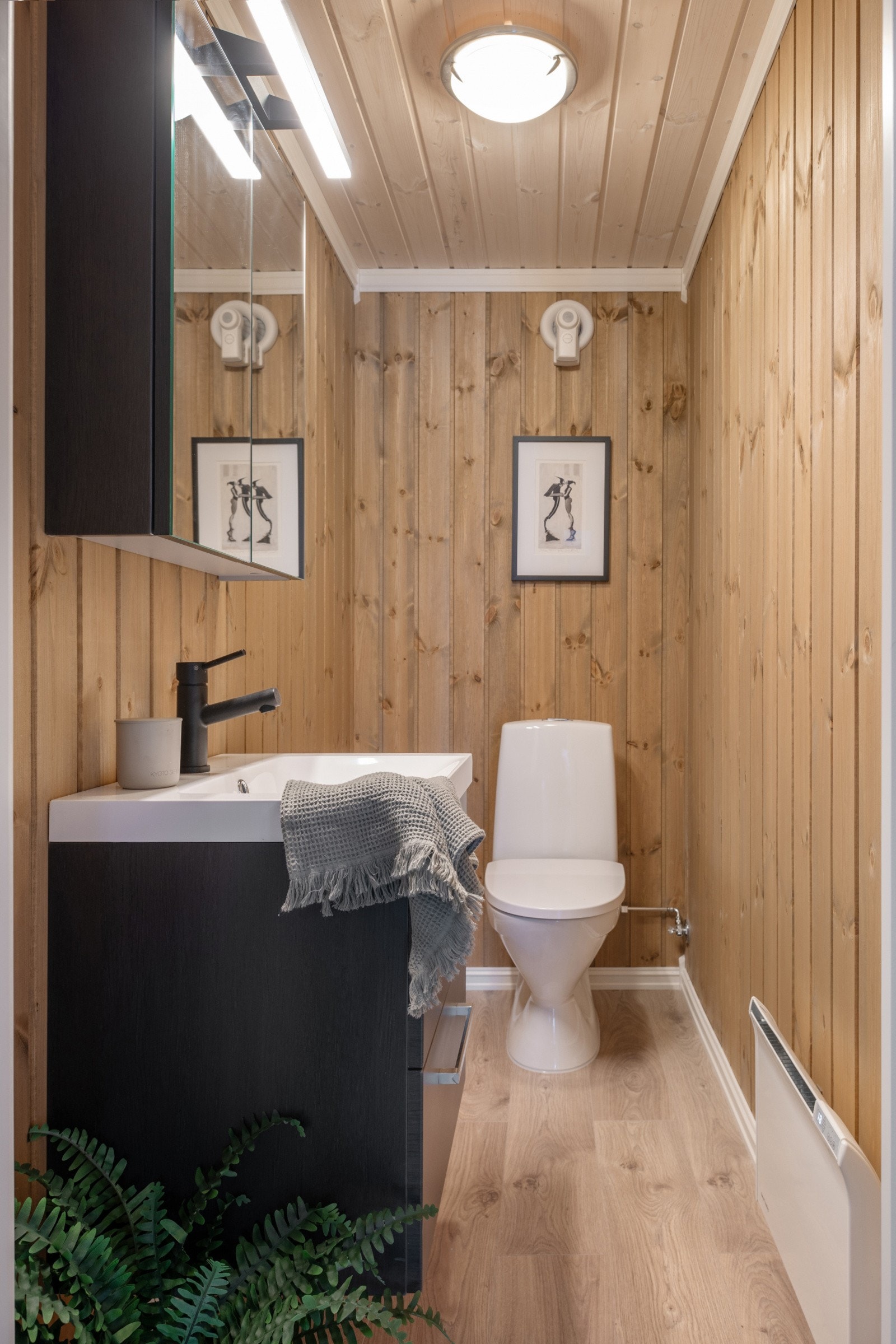 Gjeste wc med 60 cm innredning og speilskap Galleribilde