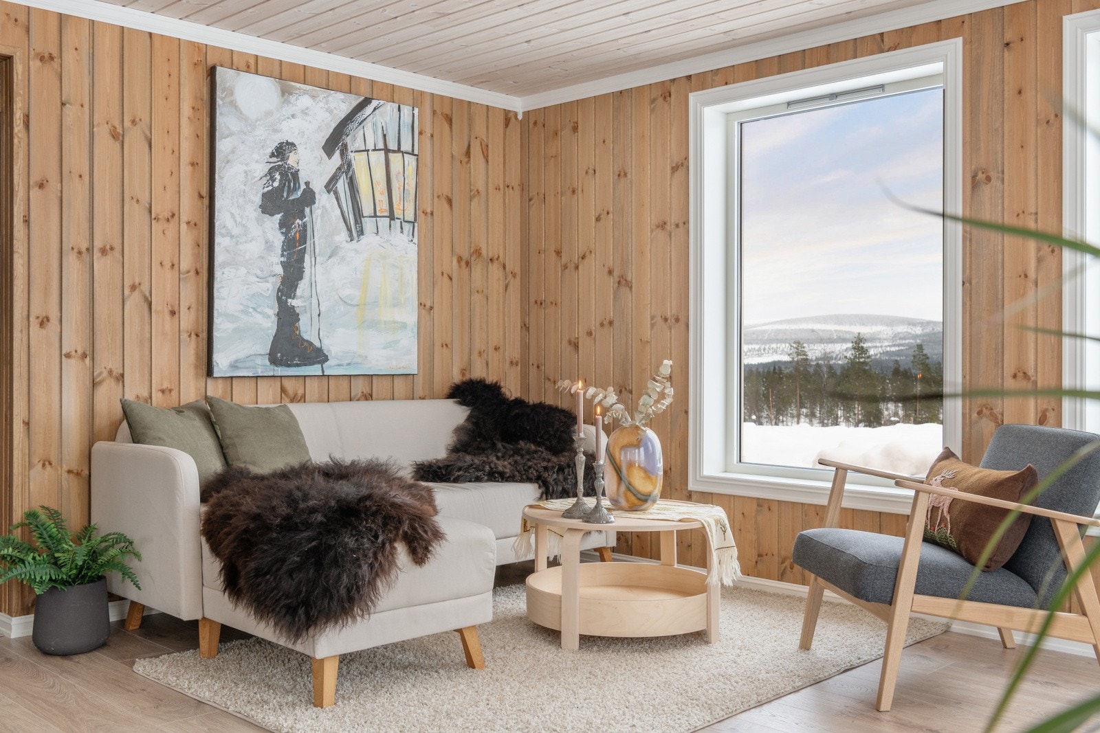 Stue med store vinduer og god utsikt Galleribilde