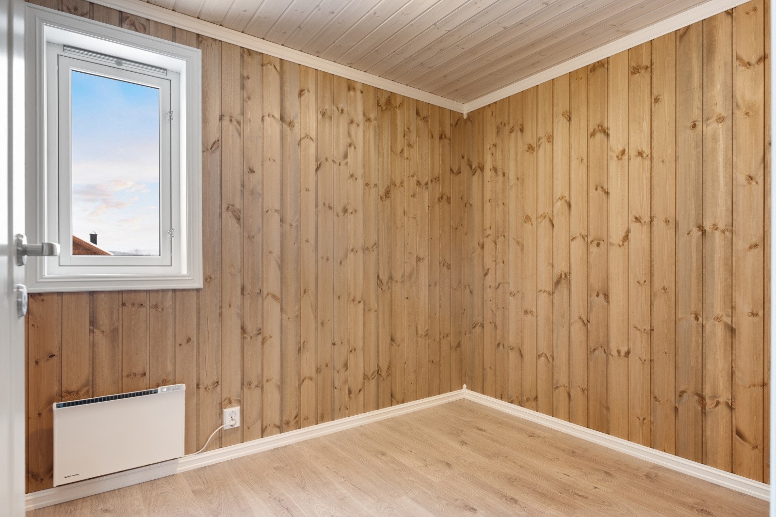 Soverom nr 2 i første etasje - perfekt å sette inn en familiekøyseseng Galleribilde