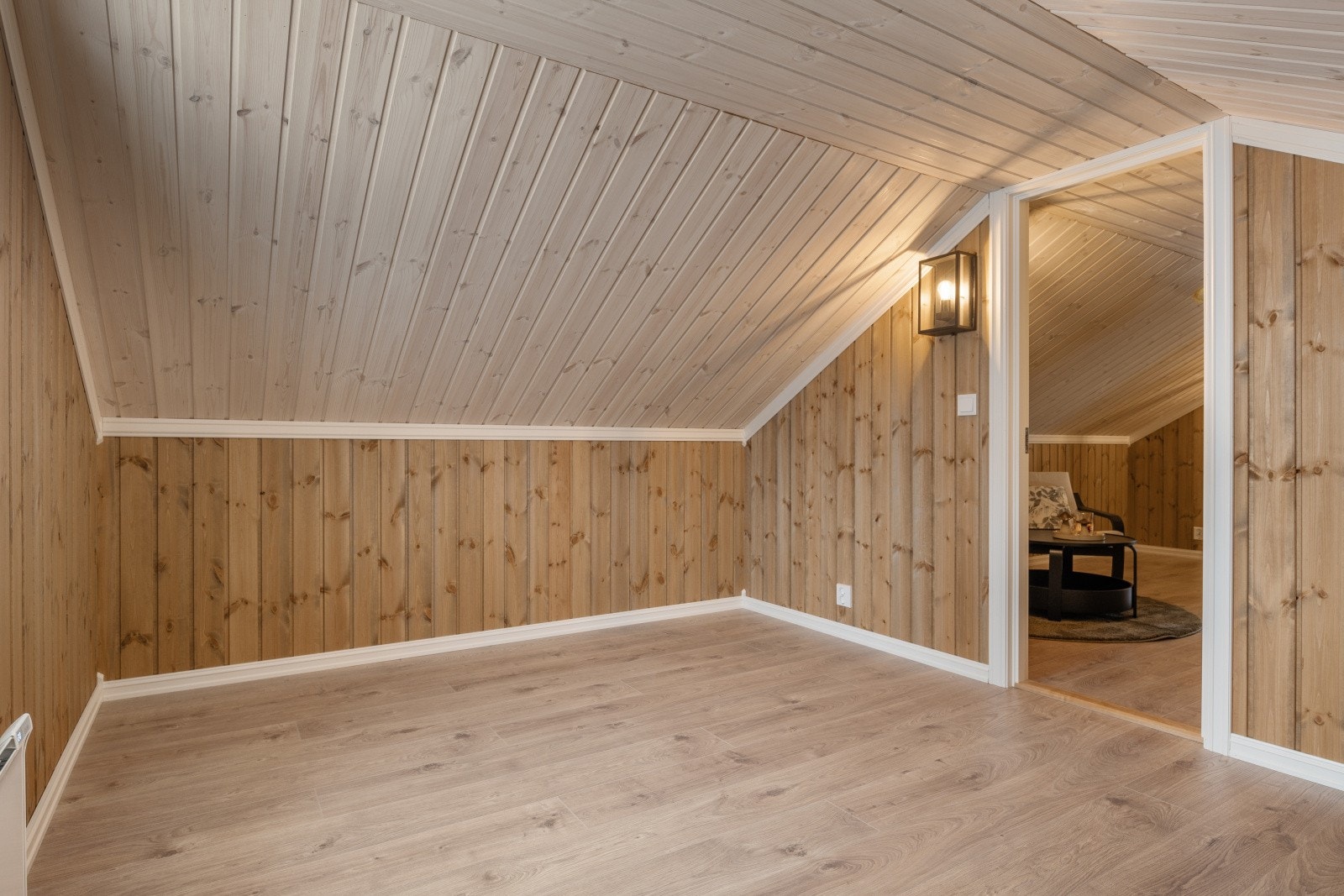 Begge soverommene på hemsen er på ca 9,5m2 i gulvflate. Ca 100 cm høyde ute ved veggen. Takhøyde er 189,9 cm Galleribilde