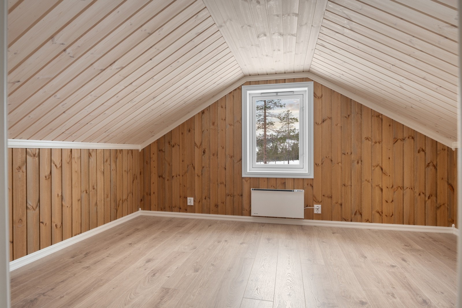 Soverom nr 4 mot sørvest. Soverommene på hemsen er 390 cm brede Galleribilde