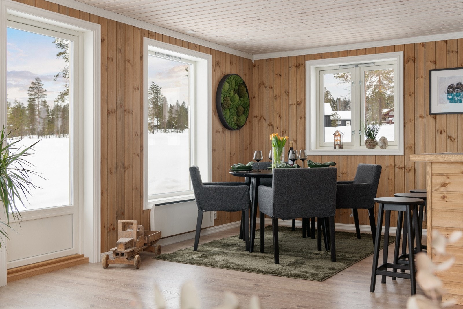Spisestue og utgang til terrasse Galleribilde