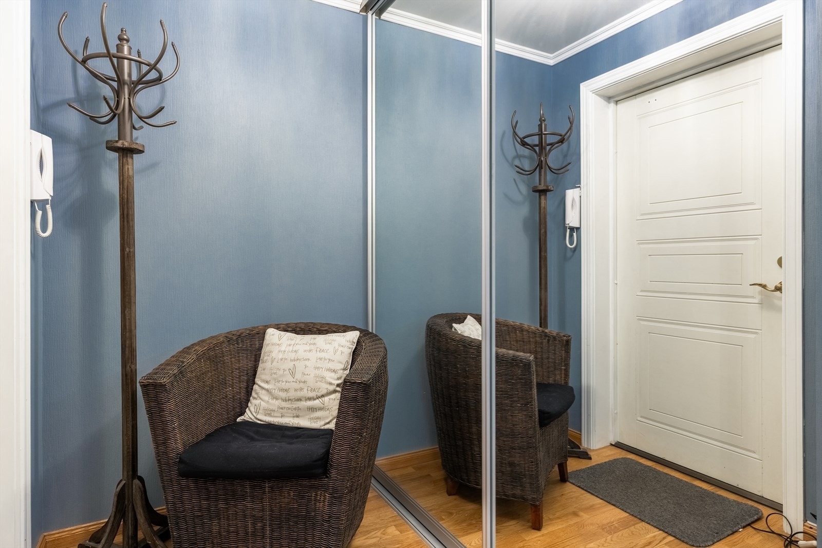 Entrè med praktisk skyvedørsgarderobe Galleribilde