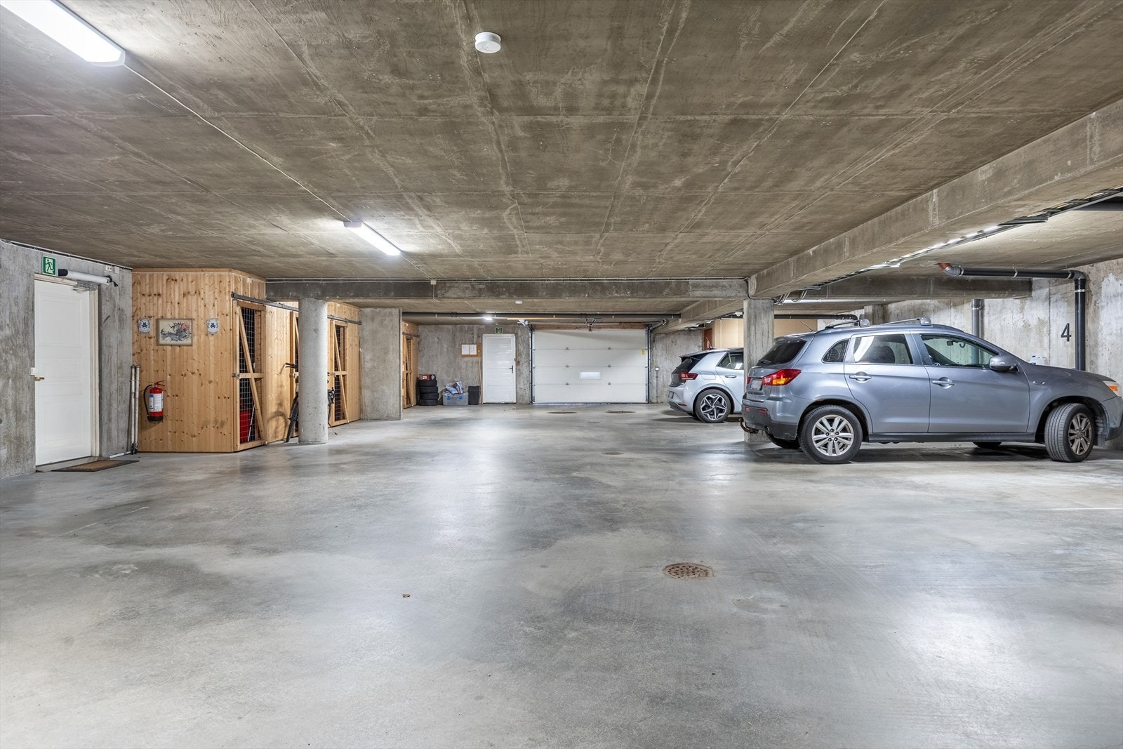 Parkering til en bil i kjeller samt bod Galleribilde