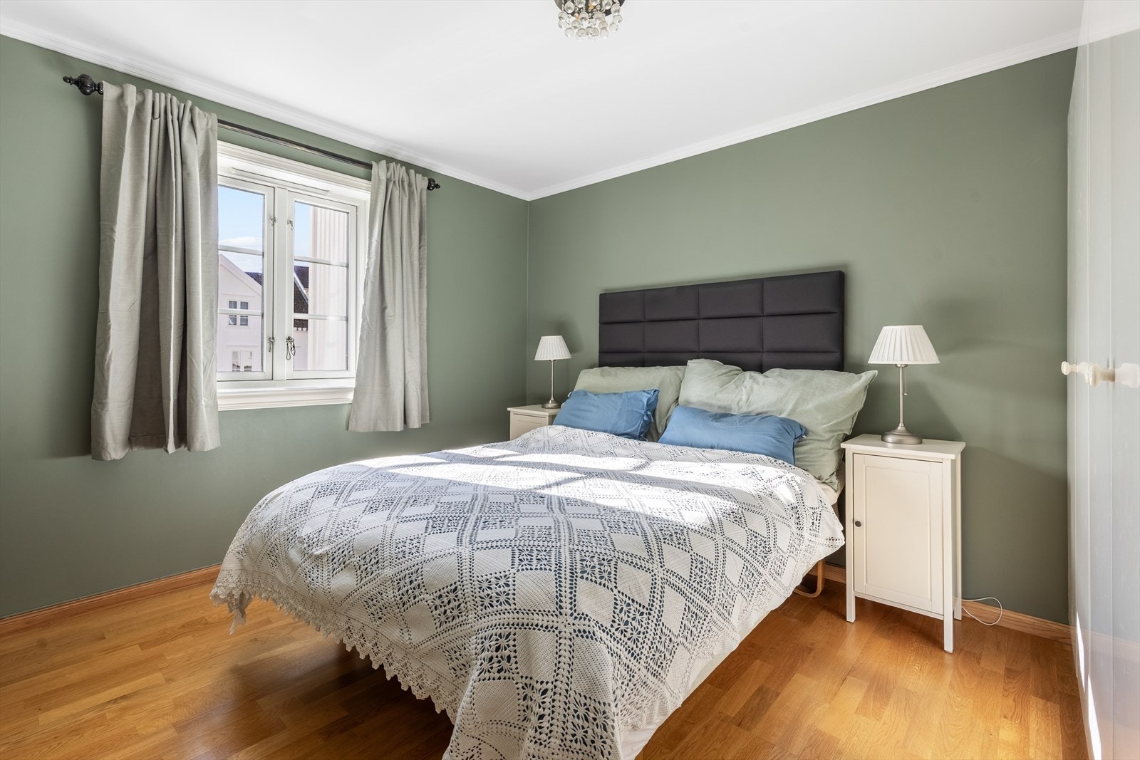 Hovedsoverom med god plass til dobbeltseng Galleribilde