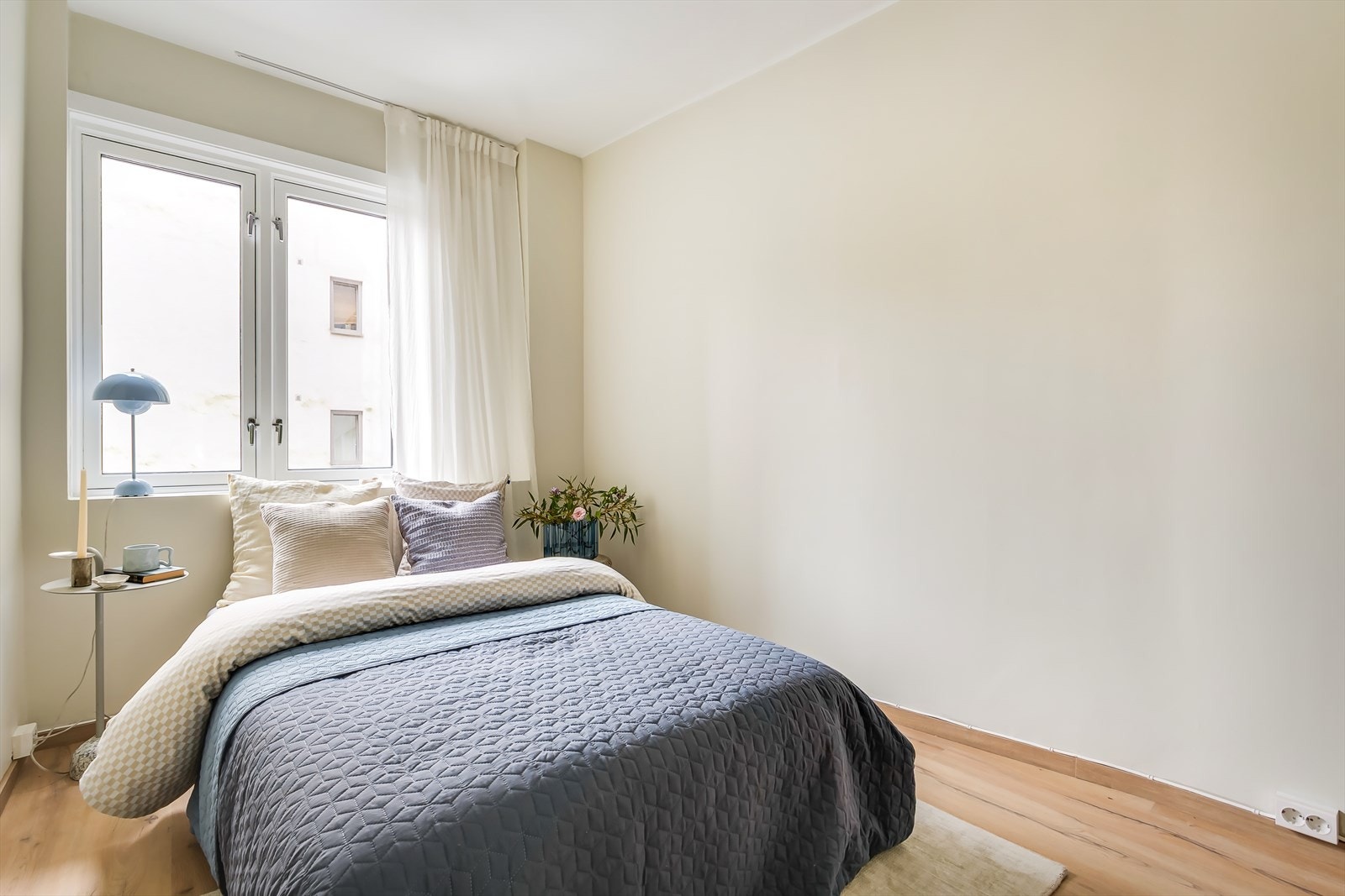 Her er det god plass til dobbeltseng med nattbord. Galleribilde