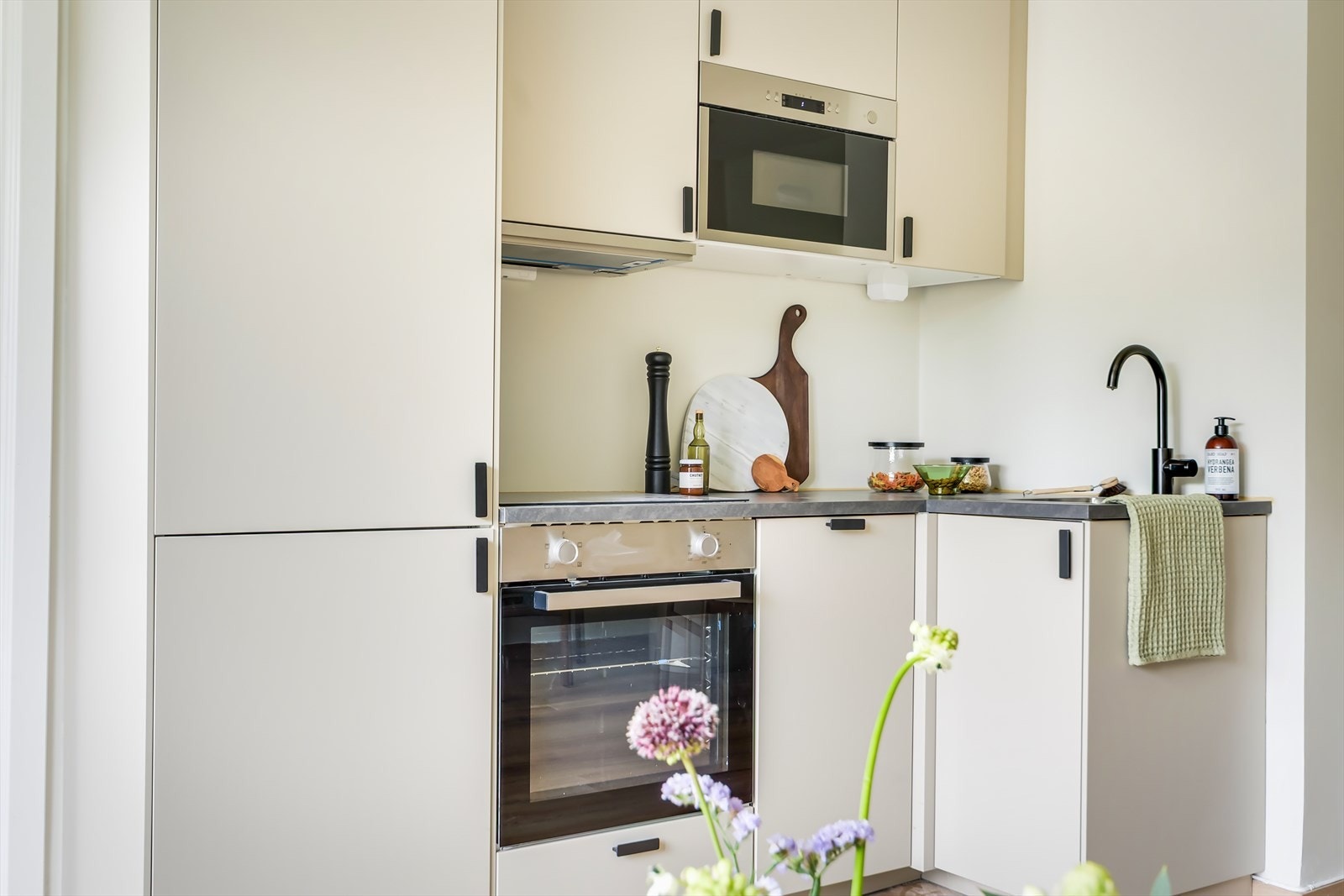 Kjøkkenet har integrert platetopp, komfyr, mikro, kjøl/frys og oppvaskmaskin. Galleribilde