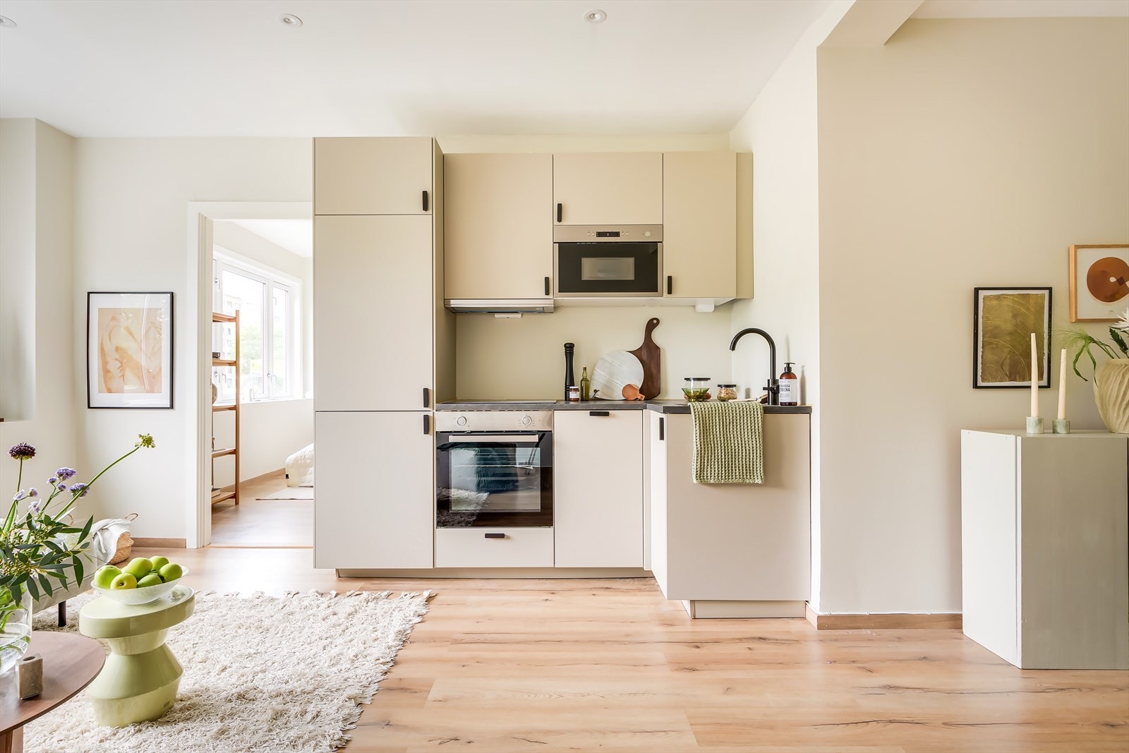 Kjøkkeninnredningen er ny og har lysegrå, matte flater. Galleribilde